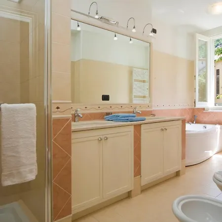 Vila Sleeps 8 Lezzeno