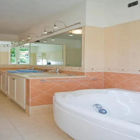 Sleeps 8 Lezzeno